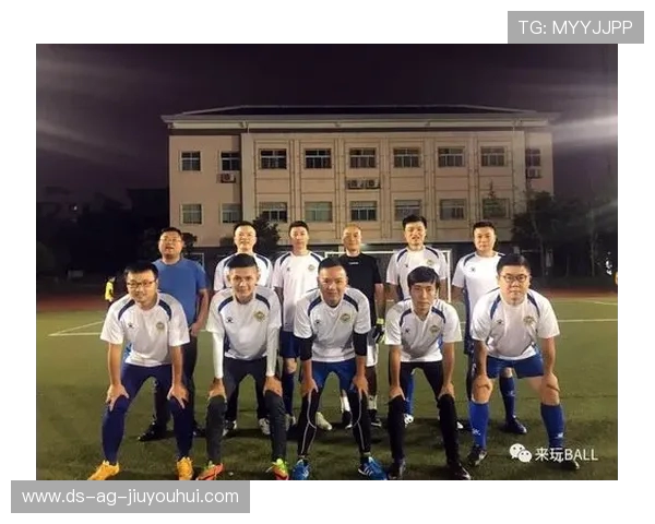 围绕足球场校队成长展现校园凝聚力与奋斗精神的青春故事篇章录